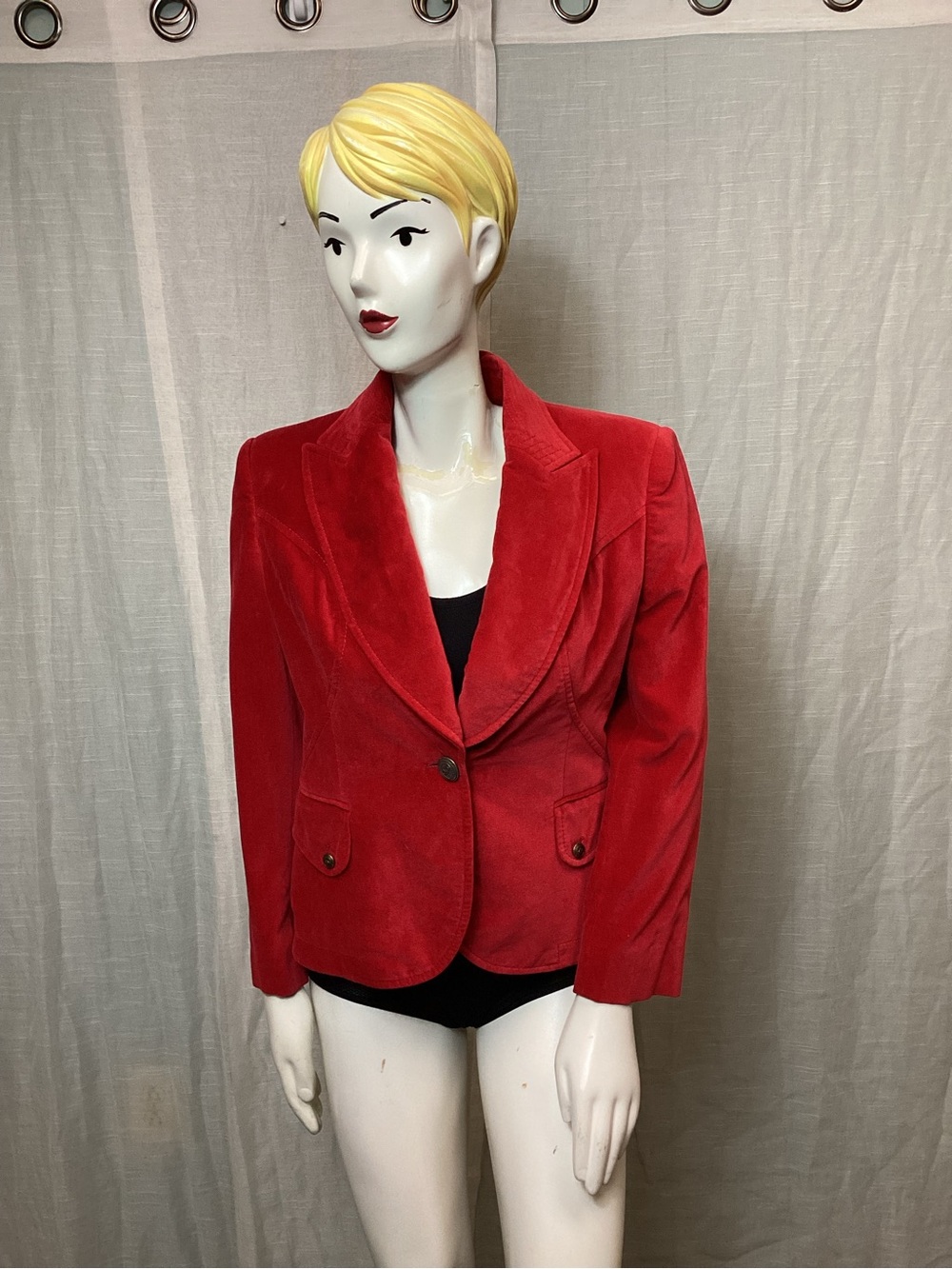 Valentino Garavani Red Velvet Blazer; Size: 6